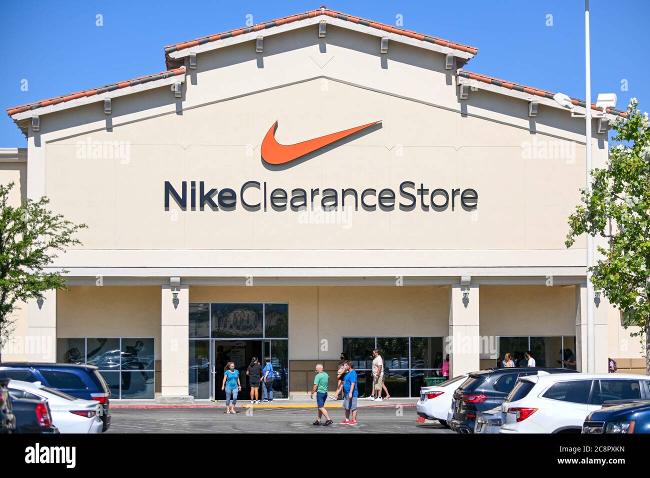 Vista general de la señalización de la tienda Nike Clearance Store en medio  de la pandemia del coronavirus, lunes, 25 de enero de 2021, en Valencia,  California (Dylan Stewart/imagen de Fotografía de