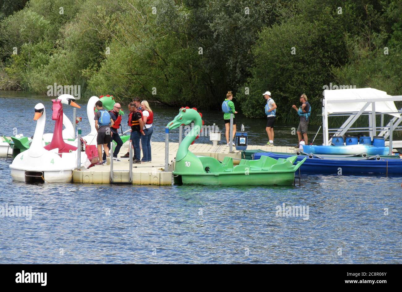 Northampton, Reino Unido. 26 de julio de 2020. El número de personas eligió tomar un pedalo en el agua la gente disfruta de la cálida tarde del domingo en el complejo comercial y de ocio de Rushden Lakes cerca de Northampton, Reino Unido el domingo 26 de julio de 2020 crédito: KEITH MAYHEW/Alamy Live News Foto de stock