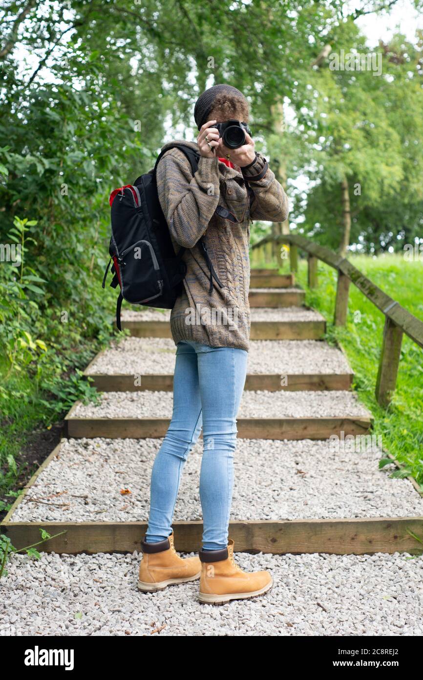 Retrato completo de un joven fotógrafo aficionado a la fotografía tomando  una mochila. Entorno natural. REINO UNIDO Fotografía de stock - Alamy