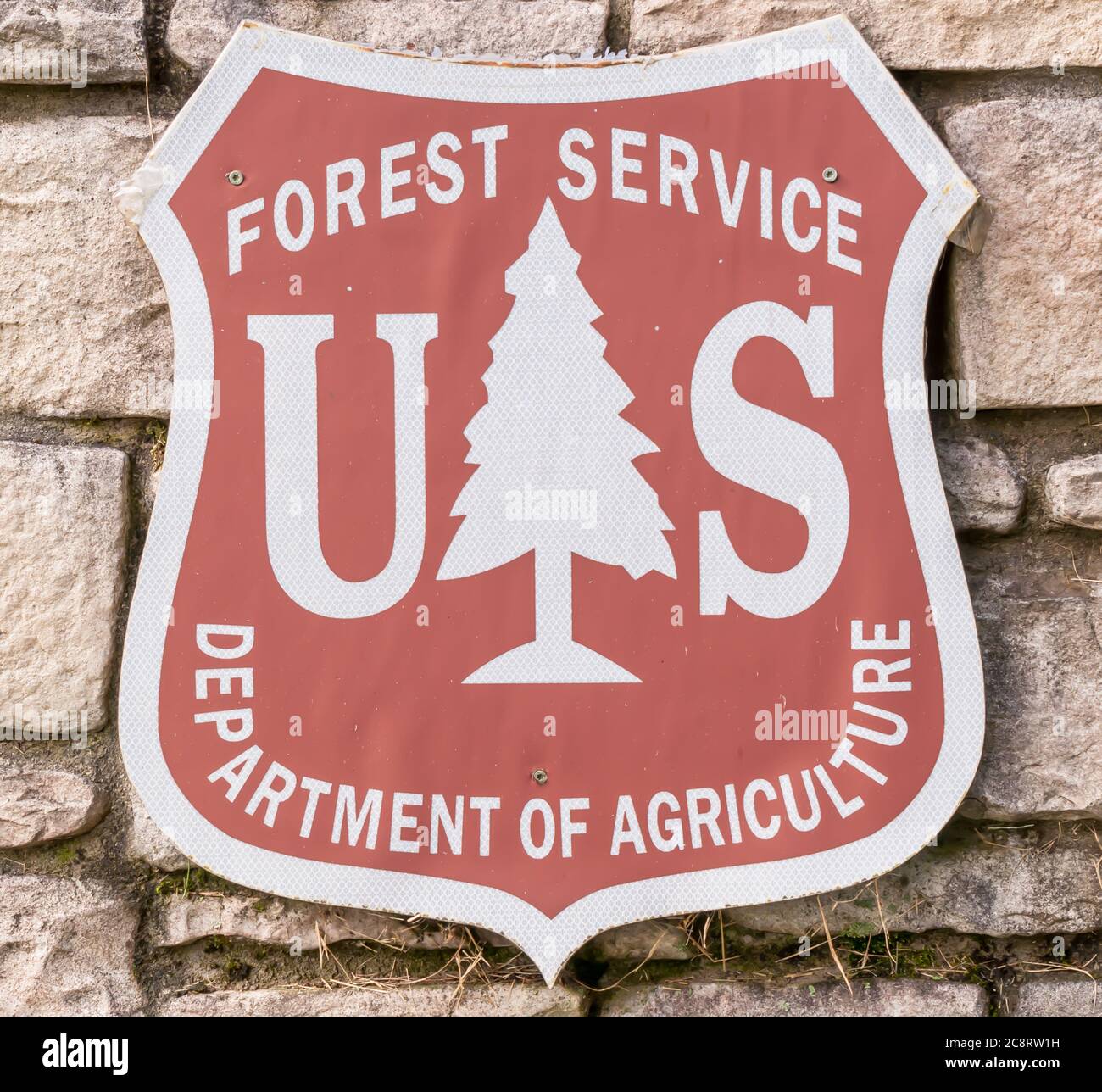 Un cartel de madera con el Departamento de Agricultura del Servicio Forestal de los EE.UU. Se muestra en una pared de ladrillo, Warren, Pennsylvania, EE.UU Foto de stock