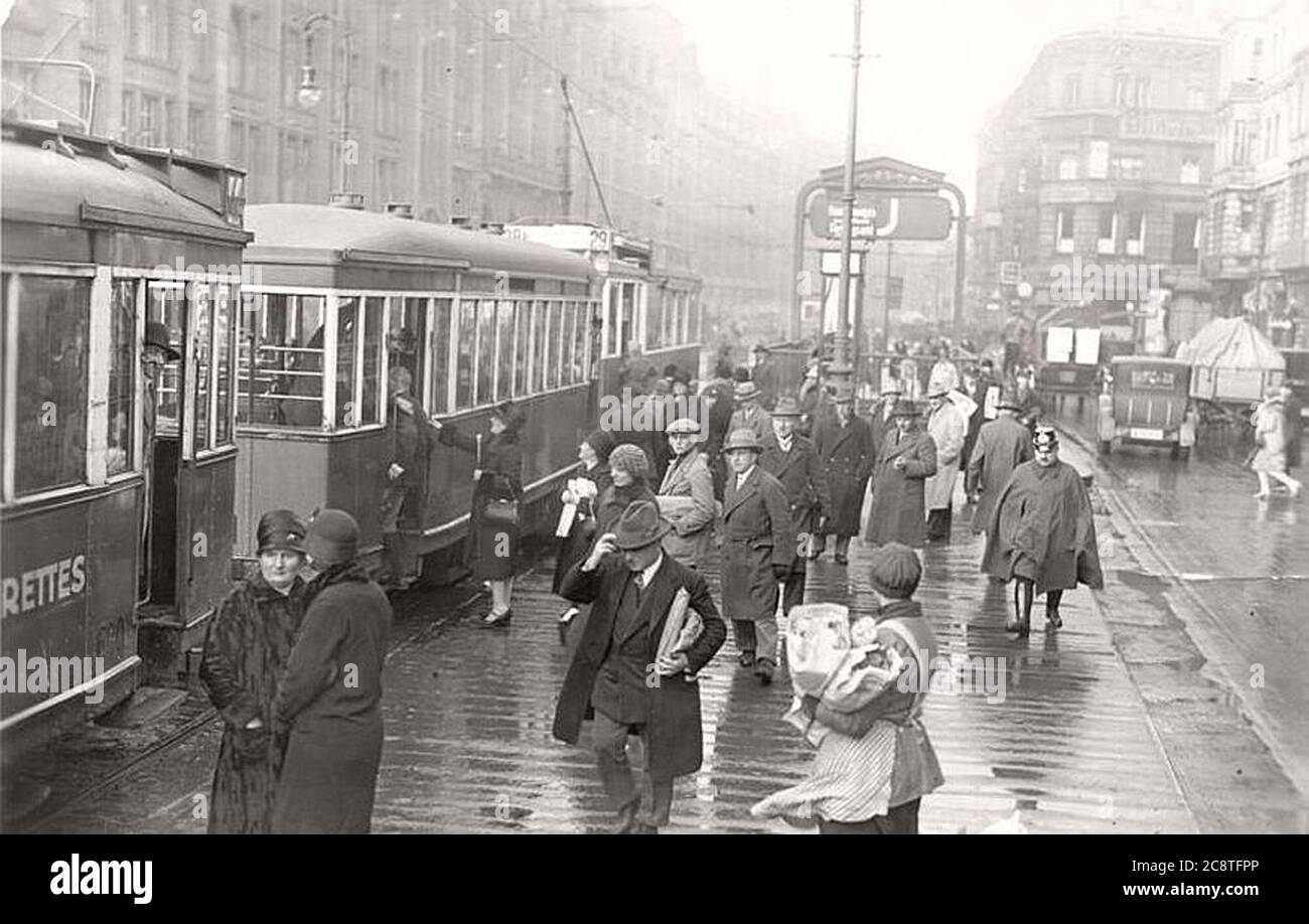 ADN-Zentralbild/ Archiv Berlín 1928 Blick vom Alexanderplatz auf die StraÃŸenbahnhaltestelle Alexanderstrasse en Richtung MÃ¼nzstraÃŸe, zwischen Keibel- und Prenzlauer-StraÃŸe; enlaces das Warenhaus 'Hermann Tietz'. 34923-28 Foto de stock