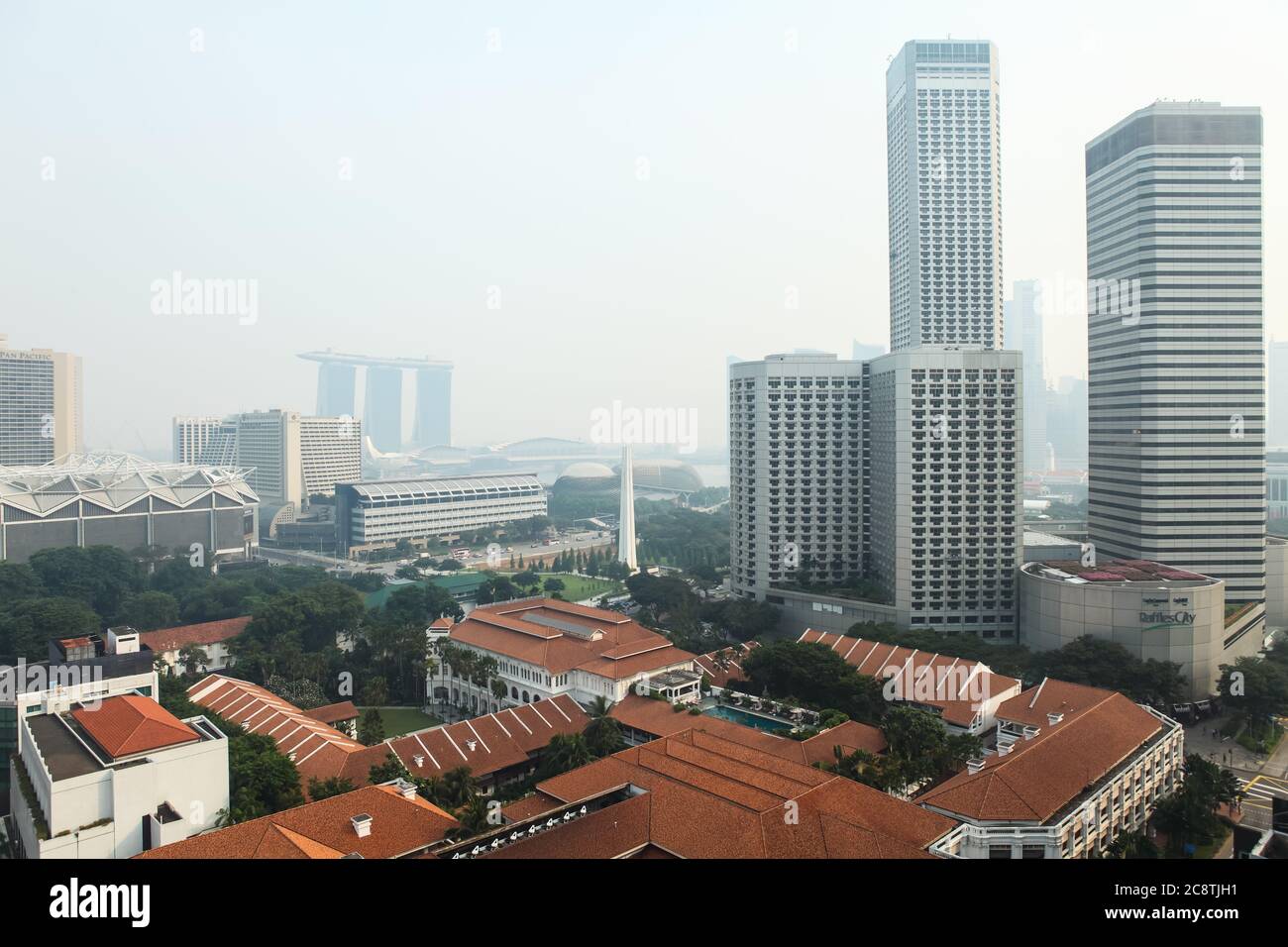 Escasa visibilidad causada por la neblina contaminada y el clima del niño en el área de la ciudad. Singapur, Sudeste Asiático, Foto de stock
