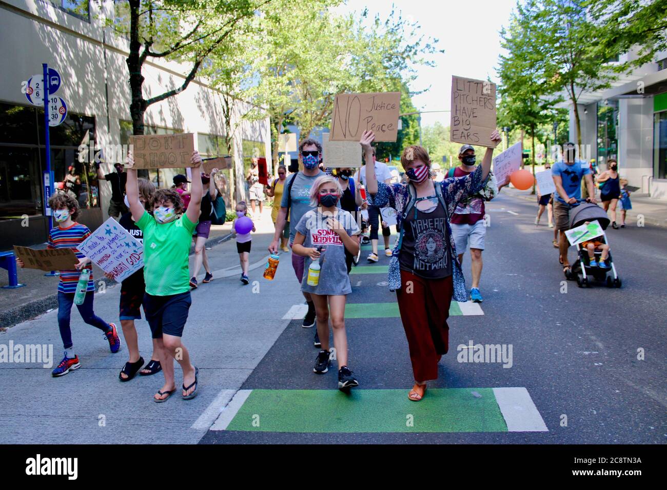 Portland, Oregon, EE.UU. 26 de julio de 2020. Los niños y sus padres marcharon hoy como parte de "familias que exigen Feds fuera de Portland", un evento organizado por .'levantando niños antirracistas PDX.''la marcha comenzó en Salmon St. Fountain y terminó en el Centro de Justicia/Sala de la Corte, donde un joven afroamericano dio un discurso de corazón sobre igualdad y libertad. Se trataba de "ver la fuerza de las familias locales que no quieren que los DHS se apoderen de la ciudad", según la página de Facebook. Crédito: Amy Katz/ZUMA Wire/Alamy Live News Foto de stock