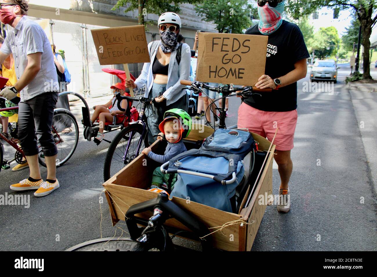 Portland, Oregon, EE.UU. 26 de julio de 2020. Los niños y sus padres marcharon hoy como parte de "familias que exigen Feds fuera de Portland", un evento organizado por .'levantando niños antirracistas PDX.''la marcha comenzó en Salmon St. Fountain y terminó en el Centro de Justicia/Sala de la Corte, donde un joven afroamericano dio un discurso de corazón sobre igualdad y libertad. Se trataba de "ver la fuerza de las familias locales que no quieren que los DHS se apoderen de la ciudad", según la página de Facebook. Crédito: Amy Katz/ZUMA Wire/Alamy Live News Foto de stock