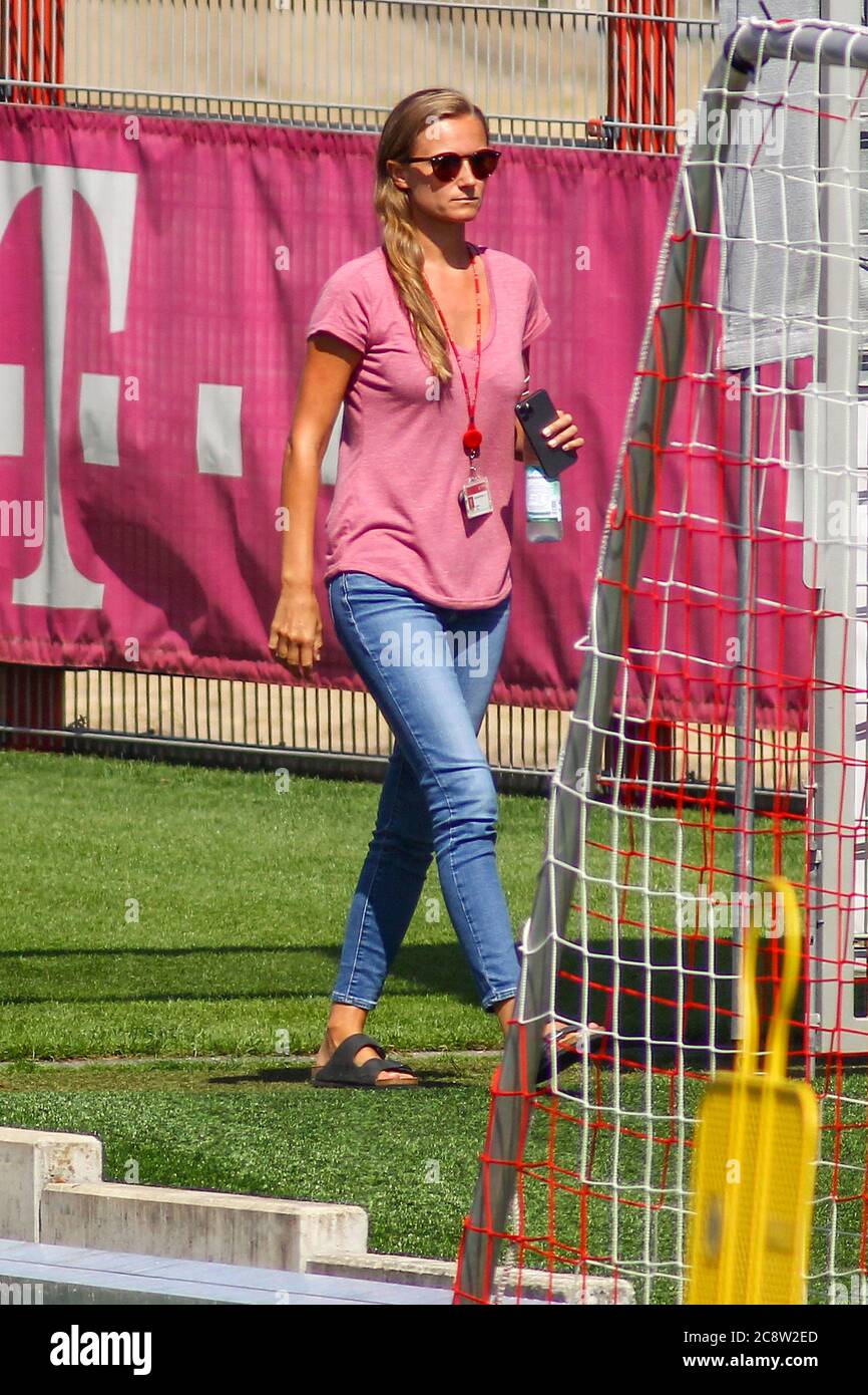 Muenchen, Alemania 25 de julio de 2020: 1 ª BL - 20/21 - FC Bayern Munich  Training 25 de julio de 2020 Manager de equipo Kathleen Kruger / Krueger (FC  Bayern Munich),