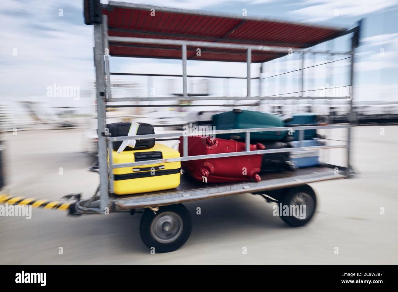 Remolque de equipaje para aeropuerto fotografías e imágenes de alta  resolución - Alamy