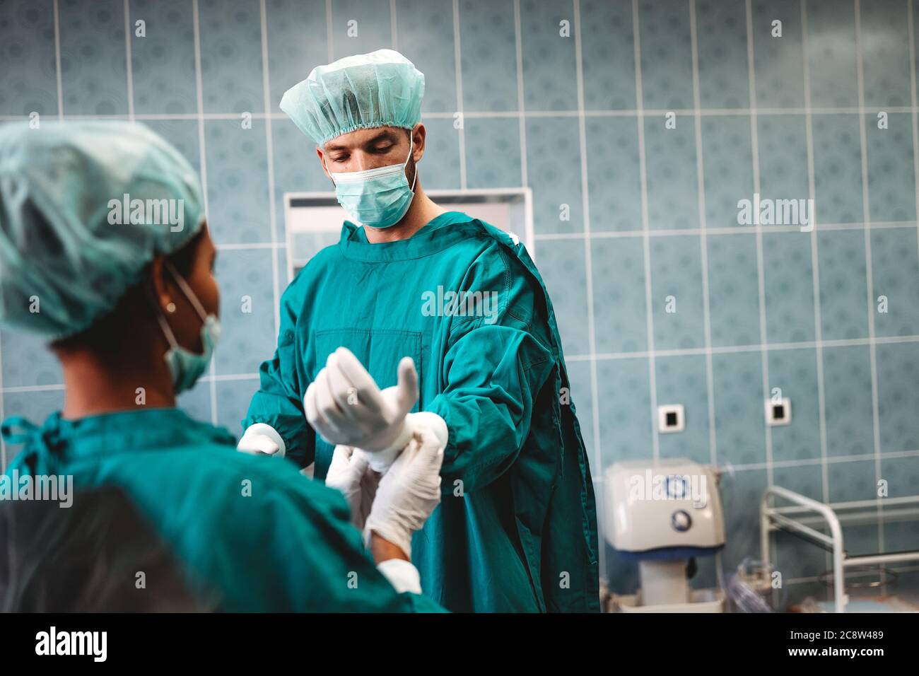 Equipo de cirujanos del quirófano que se preparan para la cirugía Foto de stock