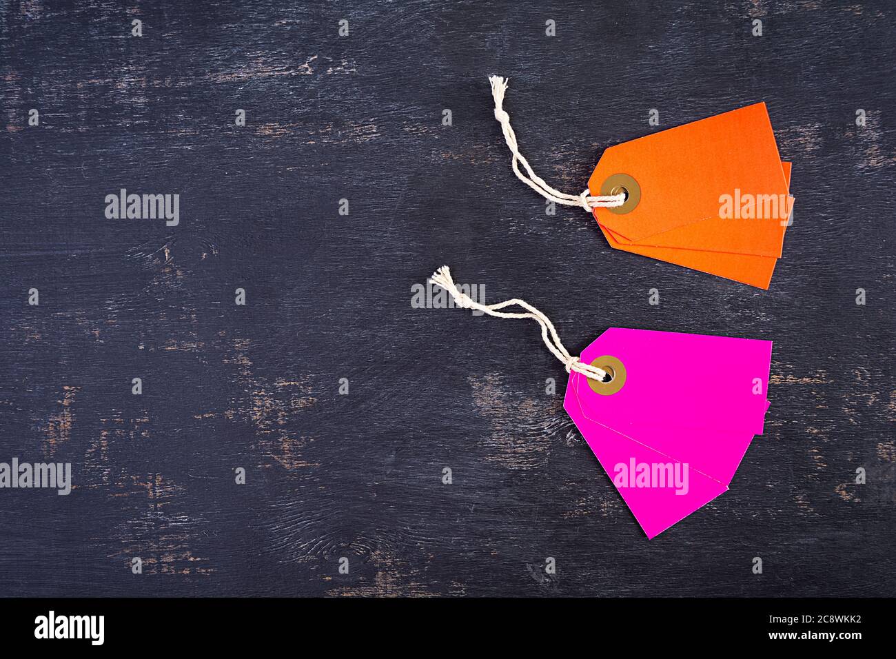 Etiqueta de etiqueta en blanco aislada sobre fondo negro. Etiqueta de