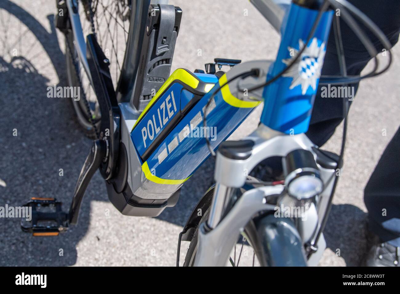 Munich, Alemania. 27 de julio de 2020. Una bicicleta electrónica de la policía está en la carretera como parte de la presentación de los uniformes de la bicicleta de la policía. El ministro del Interior de Baviera, Herrmann, presentó los nuevos uniformes de la policía de bicicletas en Munich. Crédito: Lino Mirgeler/dpa/Alamy Live News Foto de stock