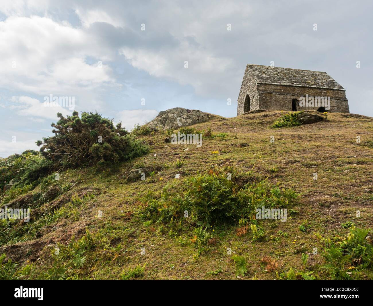El Chepel de San Miguel en Rame Head, Cornwall, se encuentra en el punto más alto de la península de Rame, un área de excepcional belleza natural Foto de stock