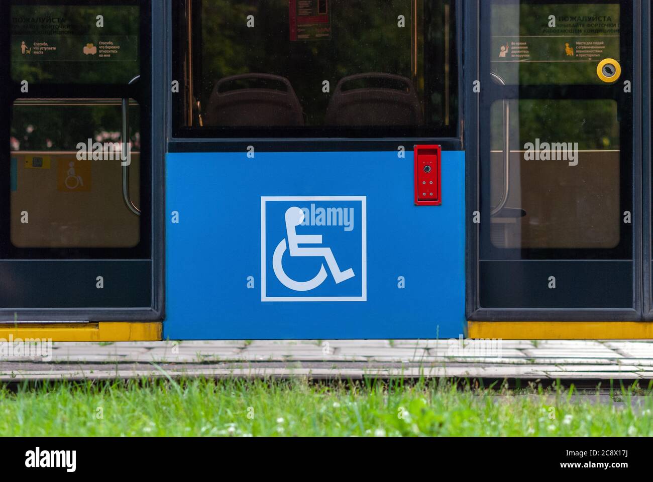 señal de discapacitados por las puertas del tranvía, acceso al transporte urbano Foto de stock