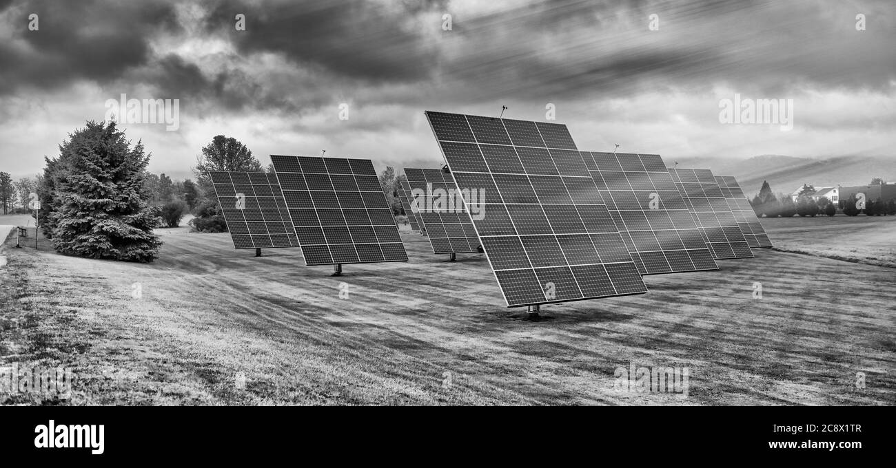 Paneles solares al amanecer con cielo nublado en el campo. Energía solar, moderna tecnología de producción de energía eléctrica, concepto de energía renovable. Envir Foto de stock
