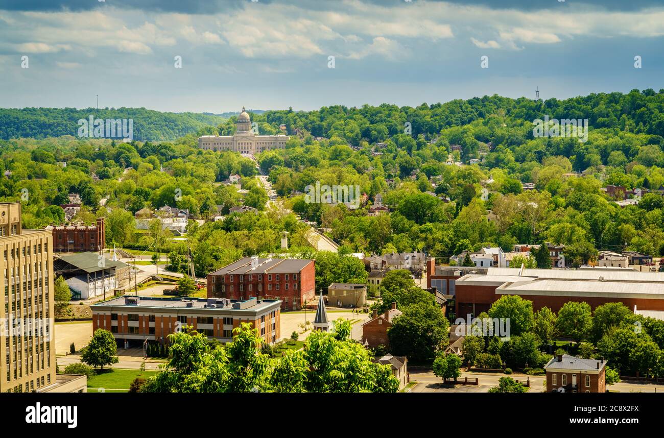 Vista aérea del centro de Frankfort, Kentucky con el edificio del Capitolio del Estado Foto de stock