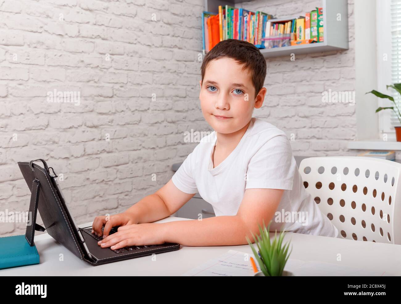 Estudiante estudiando matemáticas en la tarea durante su clase en línea en casa Foto de stock