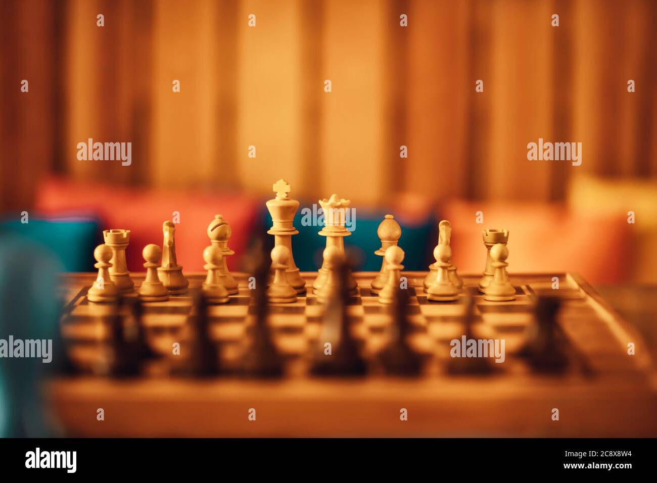 Juego de Ajedrez. Tablero de ajedrez con figuras. Luz cálida suave. Deportes intelectuales. Foto de stock