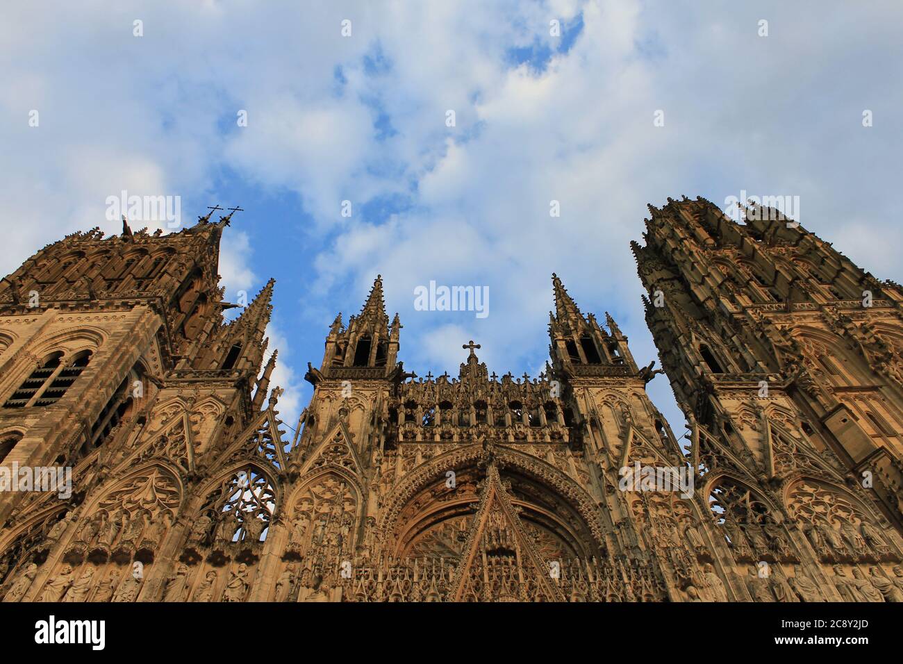 Fachada gótica de la Catedral Notre-Dame de Rouen (Catedral de Rouen) en Normandía de Francia iluminada por la cálida luz del amanecer Foto de stock