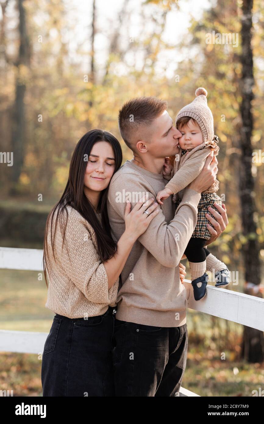 Papa Y Mama Jovenes Con Nina Caminando En El Parque De Otono En El Dia Soleado Feliz Concepto De Familia Madre Padre Dia Del Bebe Fotografia De Stock Alamy