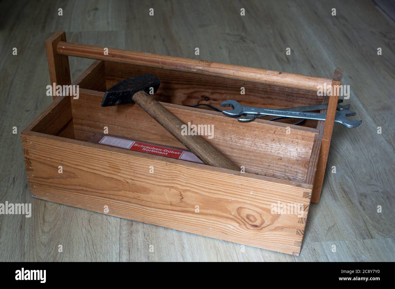 Caja de herramientas de madera vieja fotografías e imágenes de alta  resolución - Alamy