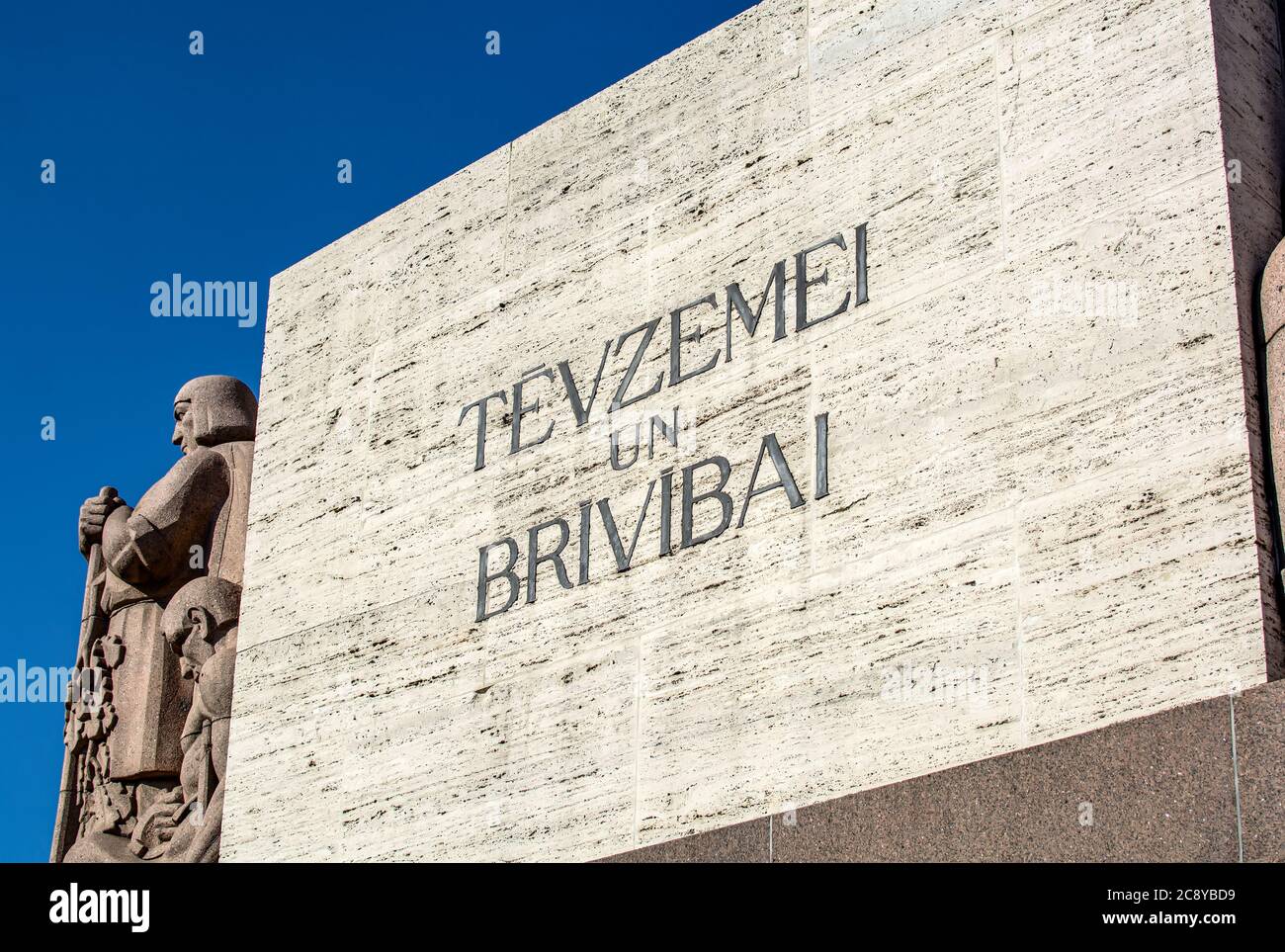 Monumento a la Libertad con dedicación de Karlis Skalbe, inscrito en el panel: Por la Patria y la Libertad Foto de stock