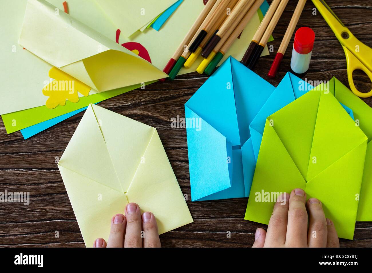Instrucciones, paso 9. Origami de papel lápiz Portavento sobre mesa de  madera. Bienvenido de nuevo a la escuela. Proyecto de Arte para niños,  costura, manualidades para niños Fotografía de stock - Alamy