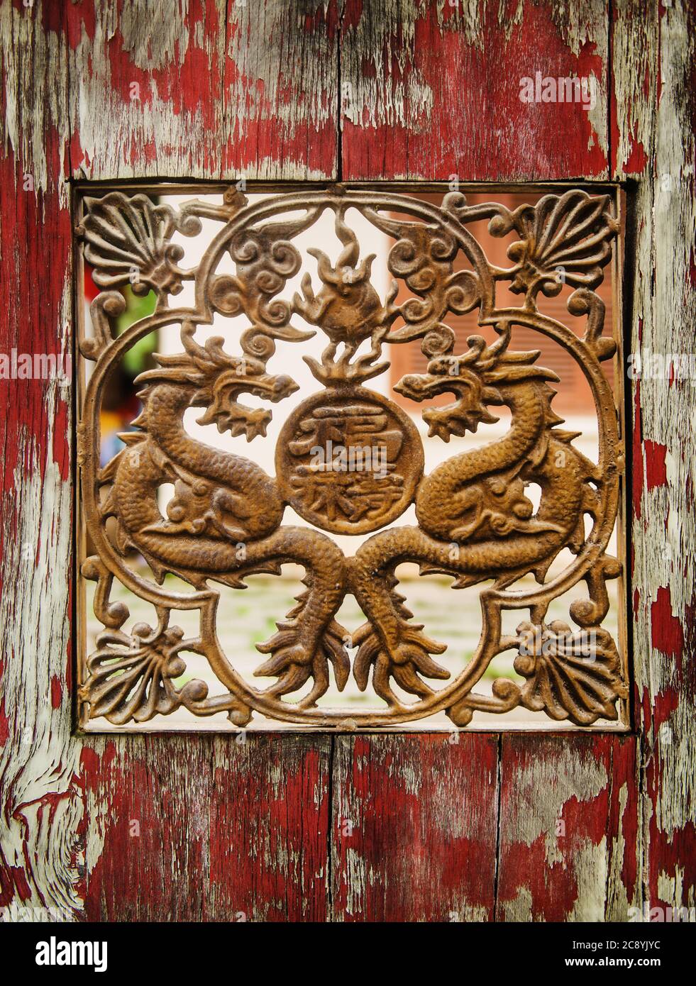 Tallado detallado de un dragón en una puerta de madera, Vietnam, Sudeste de Asia Foto de stock