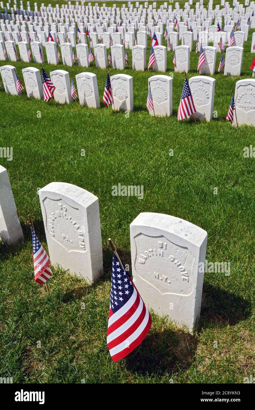 Las banderas americanas en las lápidas sepulcrales en el Memorial Day en Chipre Hills National Cemetery en Brooklyn, Nueva York Foto de stock