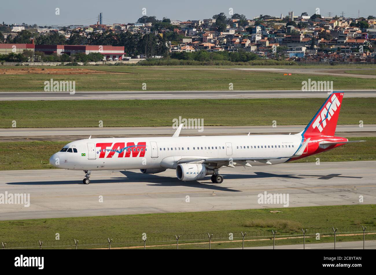 TAM Airlines Airbus A321-211 (embarcadero de cuerpo estrecho - Reg. PT-XPN) gravando rumbo pista 27R en Sao Paulo/Guarulhos Intl. Aeropuerto. Foto de stock