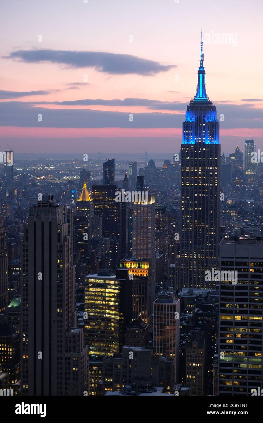 Nueva York, EE.UU.-Diciembre 2017: El horizonte urbano de Manhattan, incluyendo el Empire State Building, al atardecer como se ve desde la cima de la Roca Foto de stock