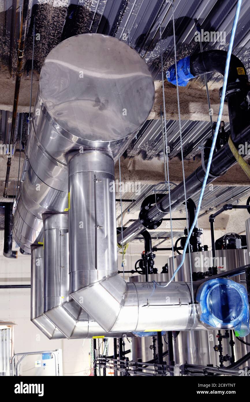 Conductos de acero inoxidable instalados en el sistema HVAC de un hospital moderno. Foto de stock