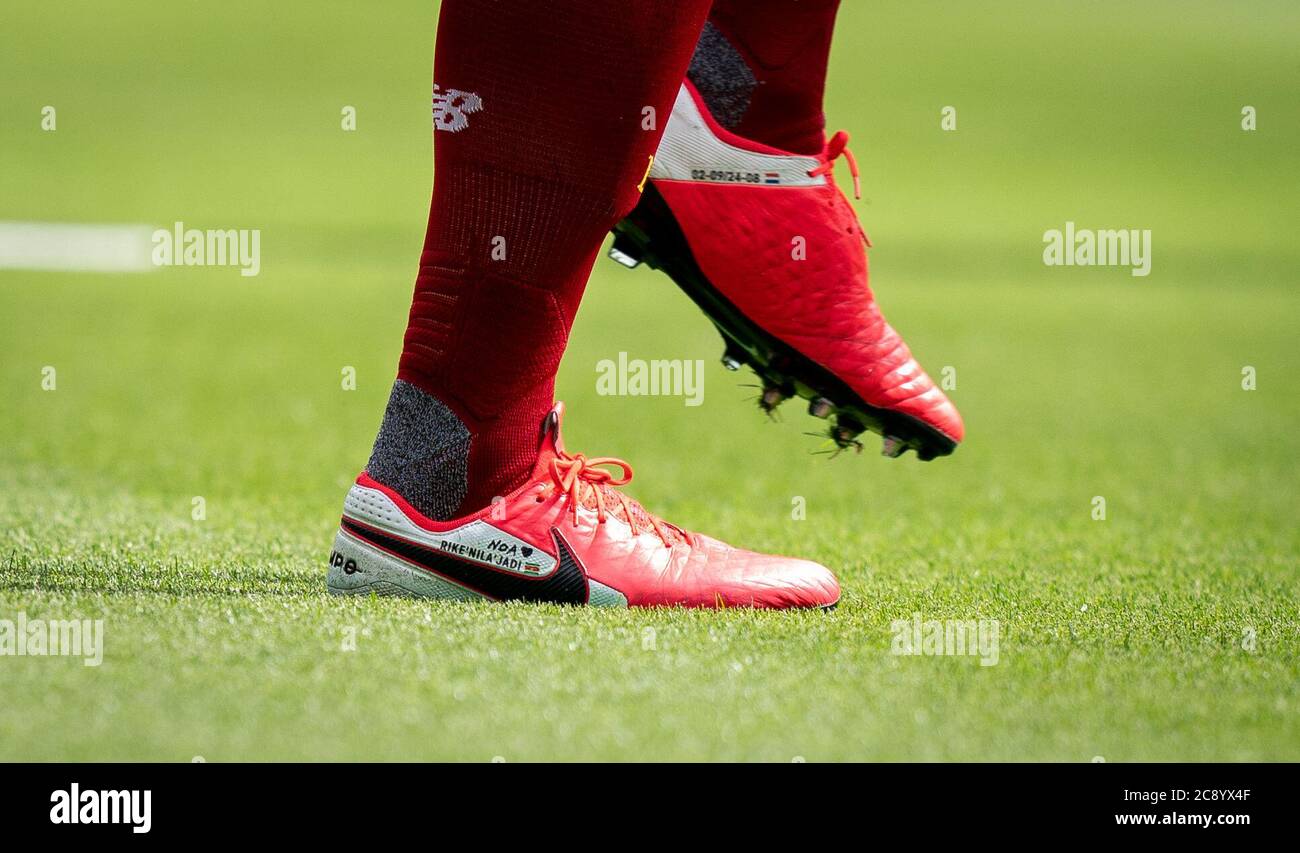 Newcastle, Reino Unido. 26 de julio de 2020. Las botas de fútbol Nike  tiempo de Virgil van Dijk de Liverpool durante el partido de la Premier  League entre los estadios de fútbol