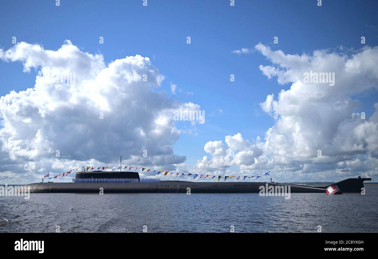El submarino nuclear de misiles de crucero de clase Oscar II de la Marina Rusa K-266 Orel participa en un desfile militar para conmemorar el día anual de la Marina Rusa en el río Neva y el puerto de Kronstadt el 26 de julio de 2020 en San Petersburgo, Rusia. Foto de stock
