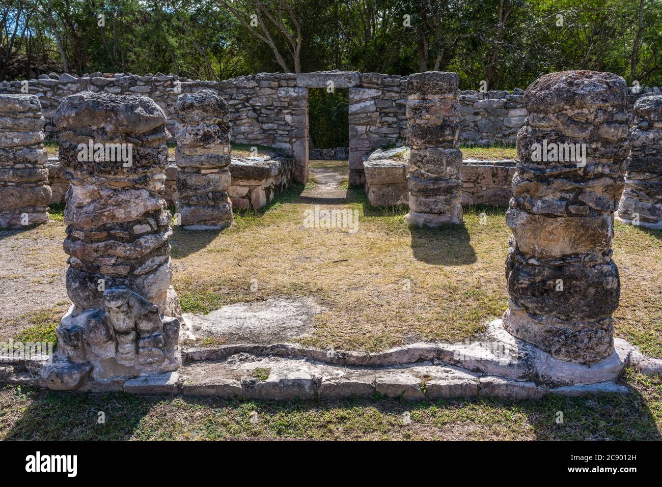 Las restantes colonias de la Sala de los Reyes en las ruinas de la ciudad maya postclásica de Mayapán, Yucatán, México. Foto de stock