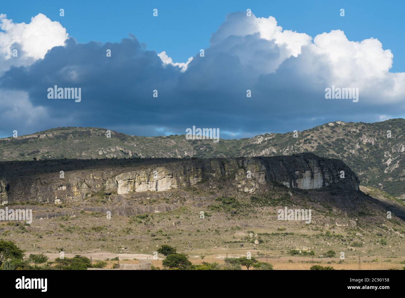 El lugar declarado Patrimonio de la Humanidad por la UNESCO de las Cuevas prehistóricas de Yagul y Mitla en el Valle Central de Oaxaca se encuentra a lo largo de estos acantilados cerca de Oaxaca, Foto de stock