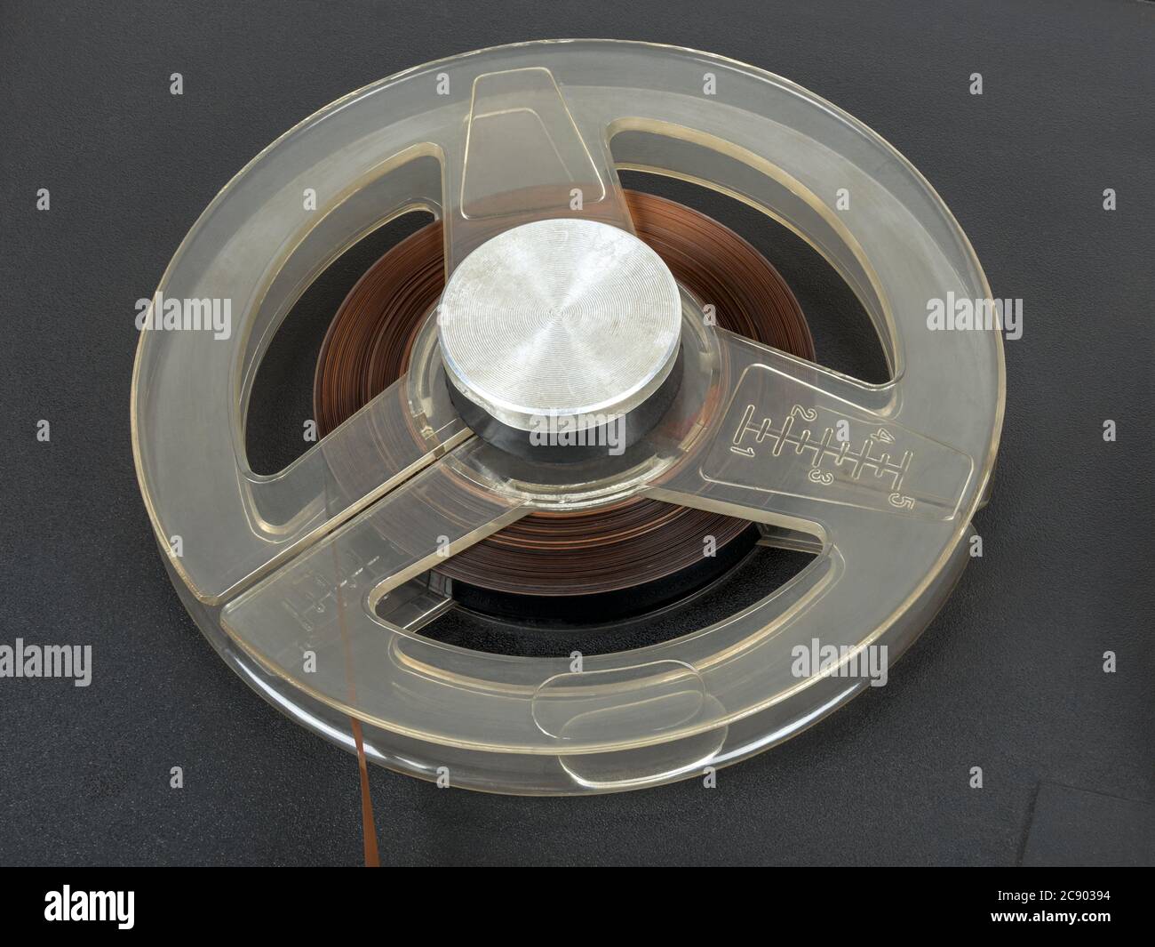 Primer plano del carrete de cinta de audio antiguo montado en la grabadora Foto de stock