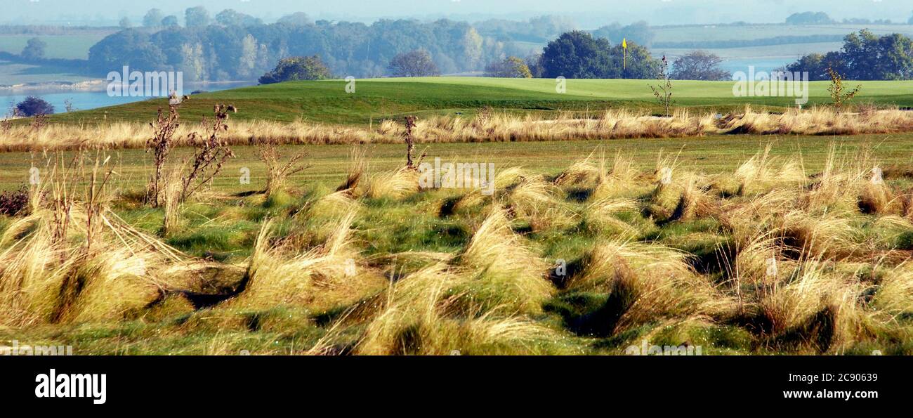 El club de golf Rutland Water ofrece vistas panorámicas a la presa Foto de stock