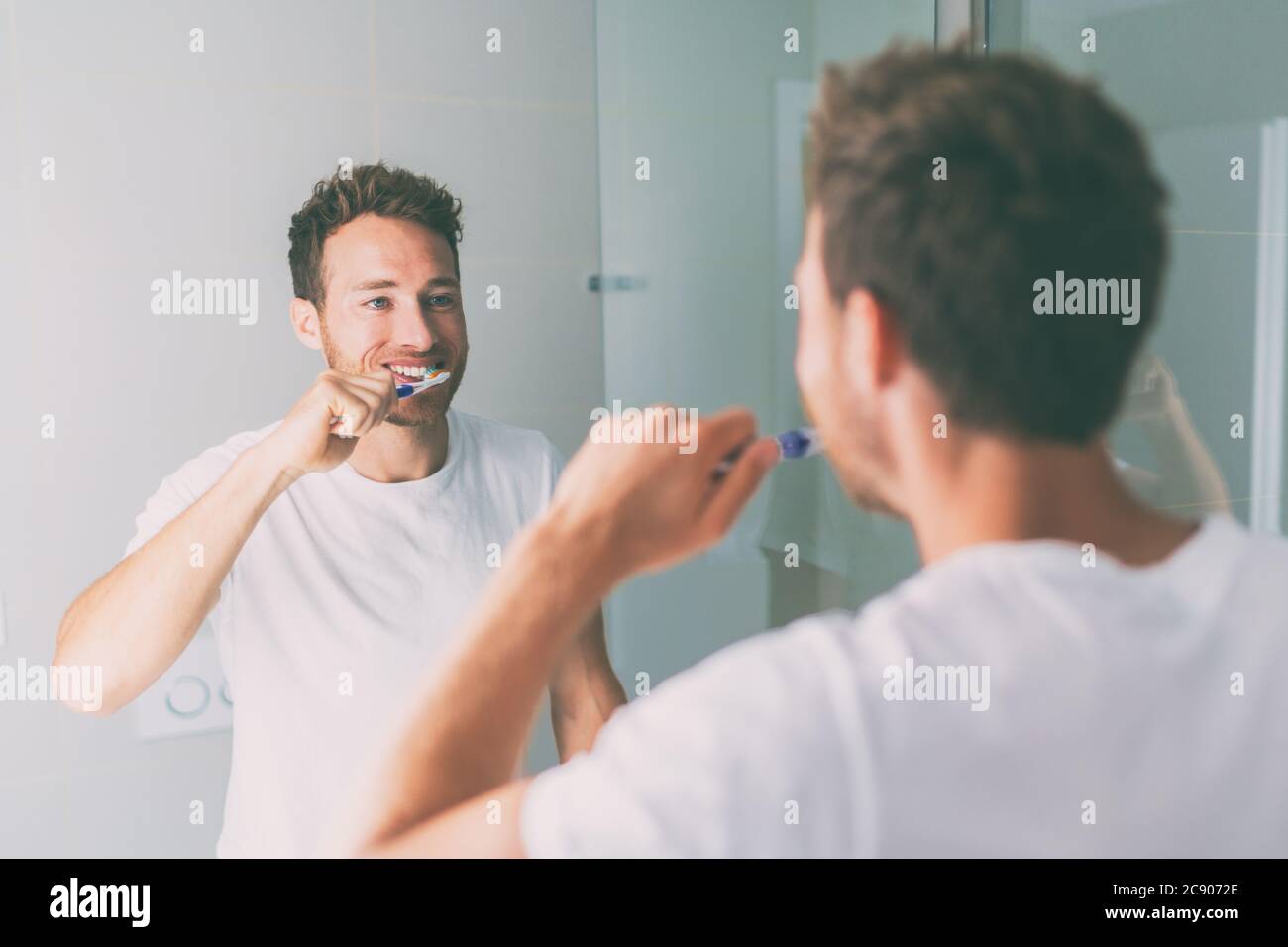 Cepillarse Los Dientes Hombre Mirando En El Espejo Del Baño De La Casa Usando Cepillo De Dientes 