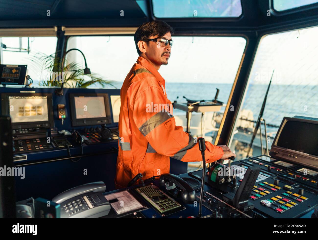 Oficial filipino de cubierta en puente de buque o buque. Está hablando en  la radio VHF GMDSS Fotografía de stock - Alamy