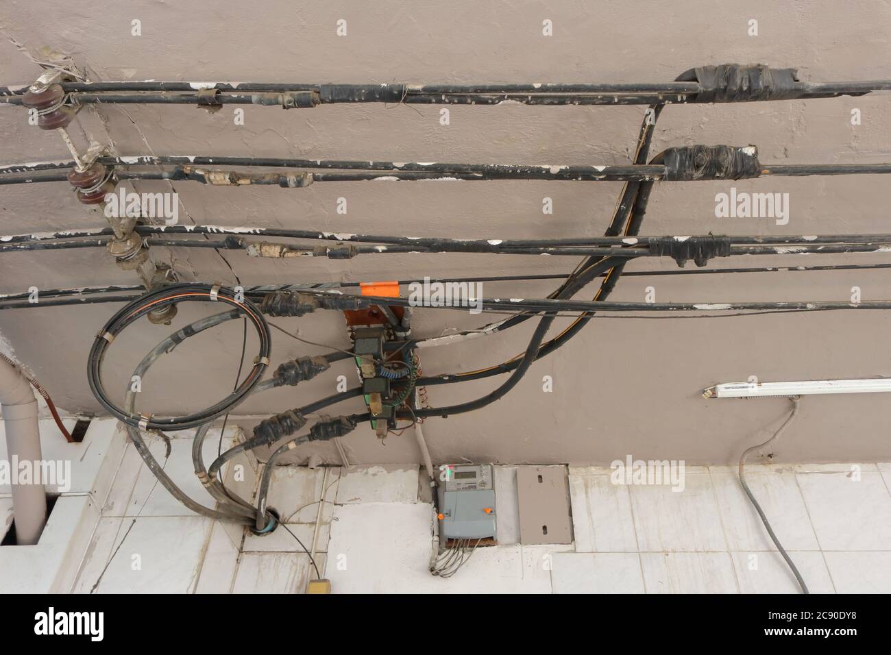 Cable alargador de corriente trifásica tendido en el suelo Fotografía de  stock - Alamy