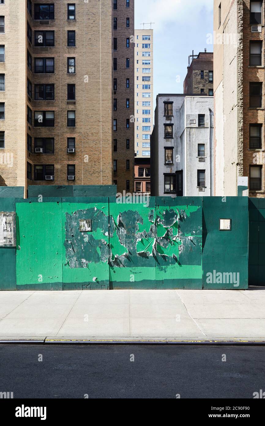Estados Unidos, Nueva York, Nueva York, edificios con pared de carteles en primer plano Foto de stock