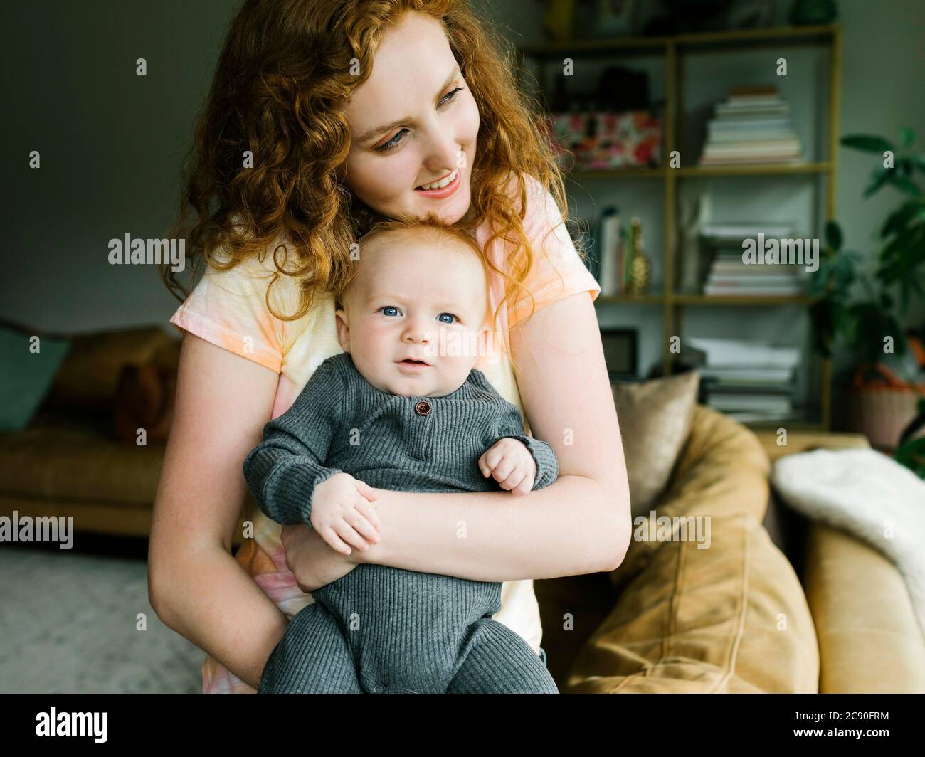 Madre sosteniendo Baby Boy (6-11 meses) Foto de stock