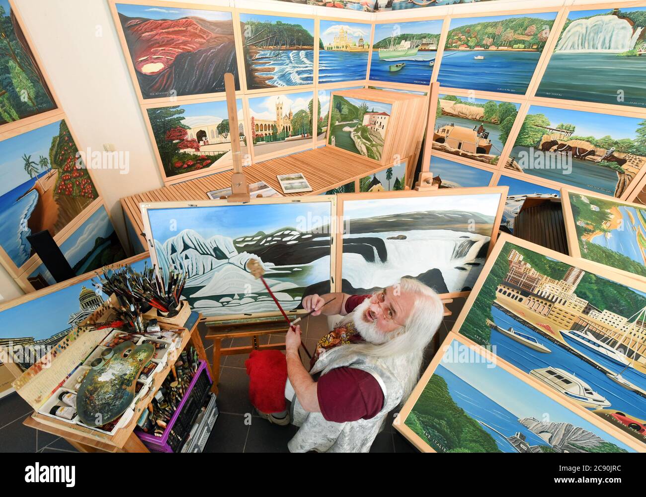 24 de julio de 2020, Sajonia-Anhalt, Spergau: El pintor Peter Gehre está  trabajando en su estudio sobre la pintura "Patagonia", su última imagen del  cuadro mundial "la visión de la Unión Mundial",