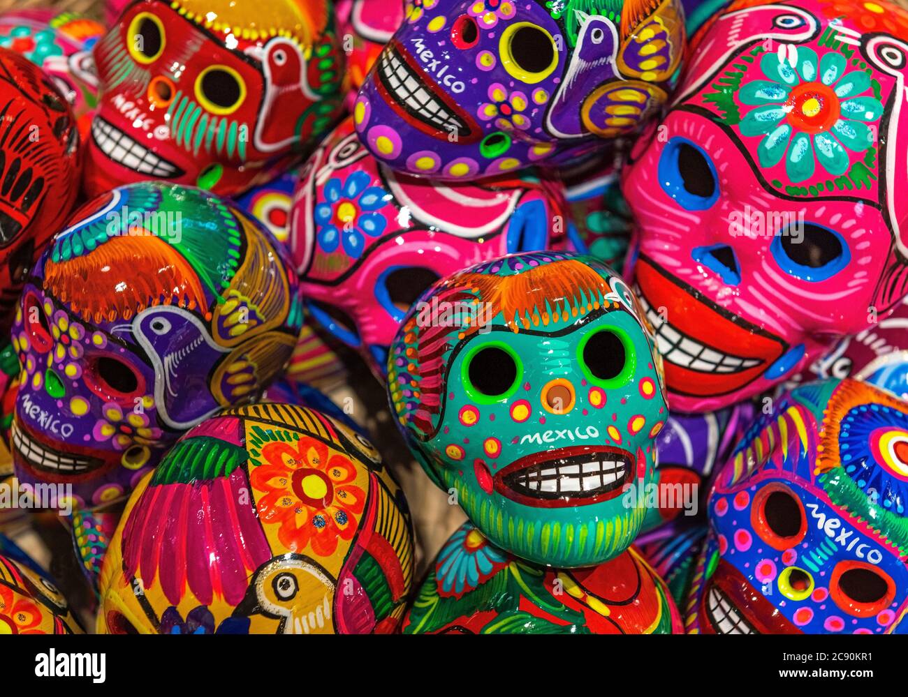 Colorida artesanía mexicana de cerámica de calavera en venta en un mercado local de arte y artesanía, Ciudad de México, México. Foto de stock