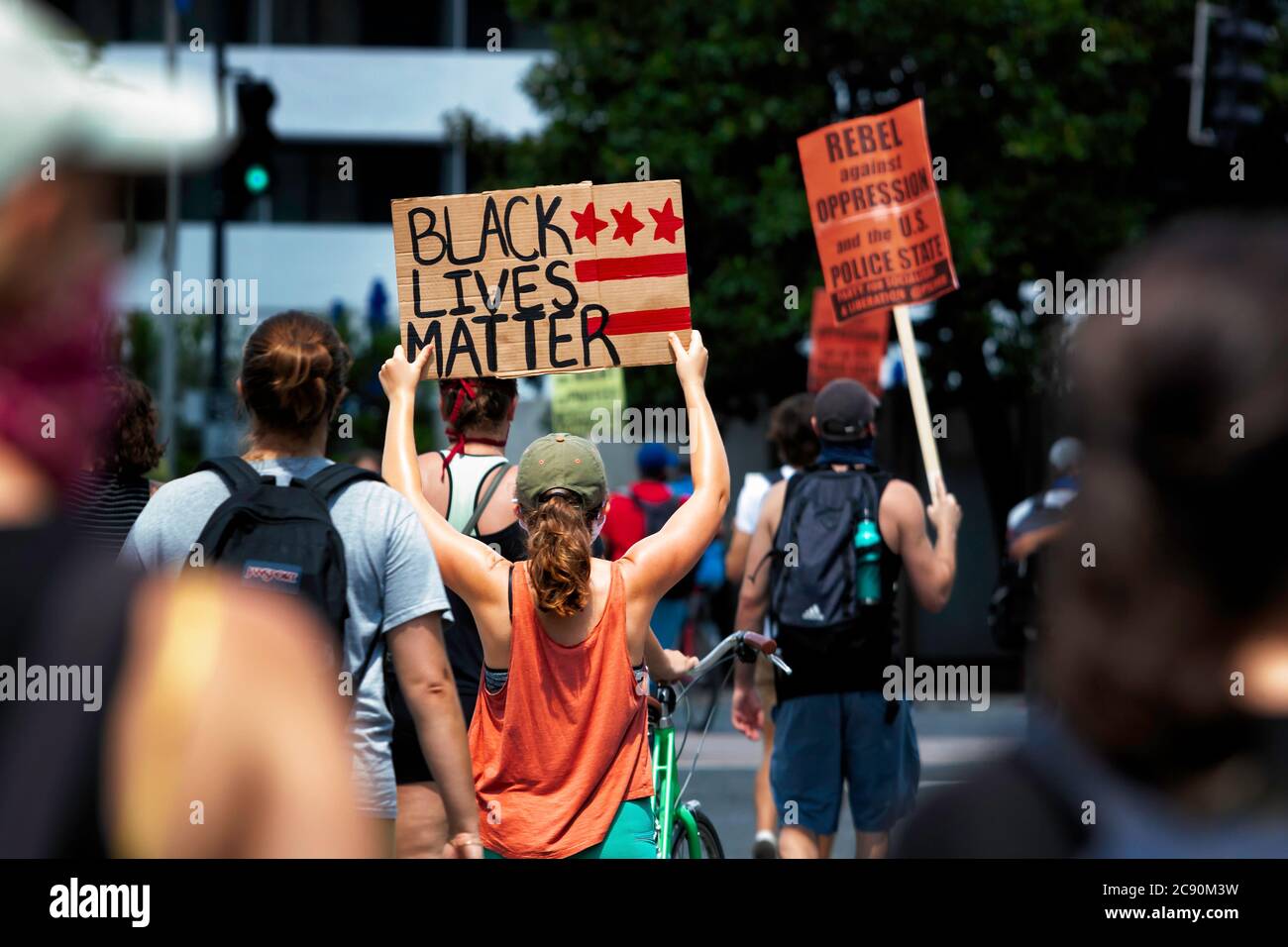 Protestor con signo que dice "Black Lives Matter", durante la marcha contra el Estado de Policía de Trump, Washington, DC, Estados Unidos, color Foto de stock