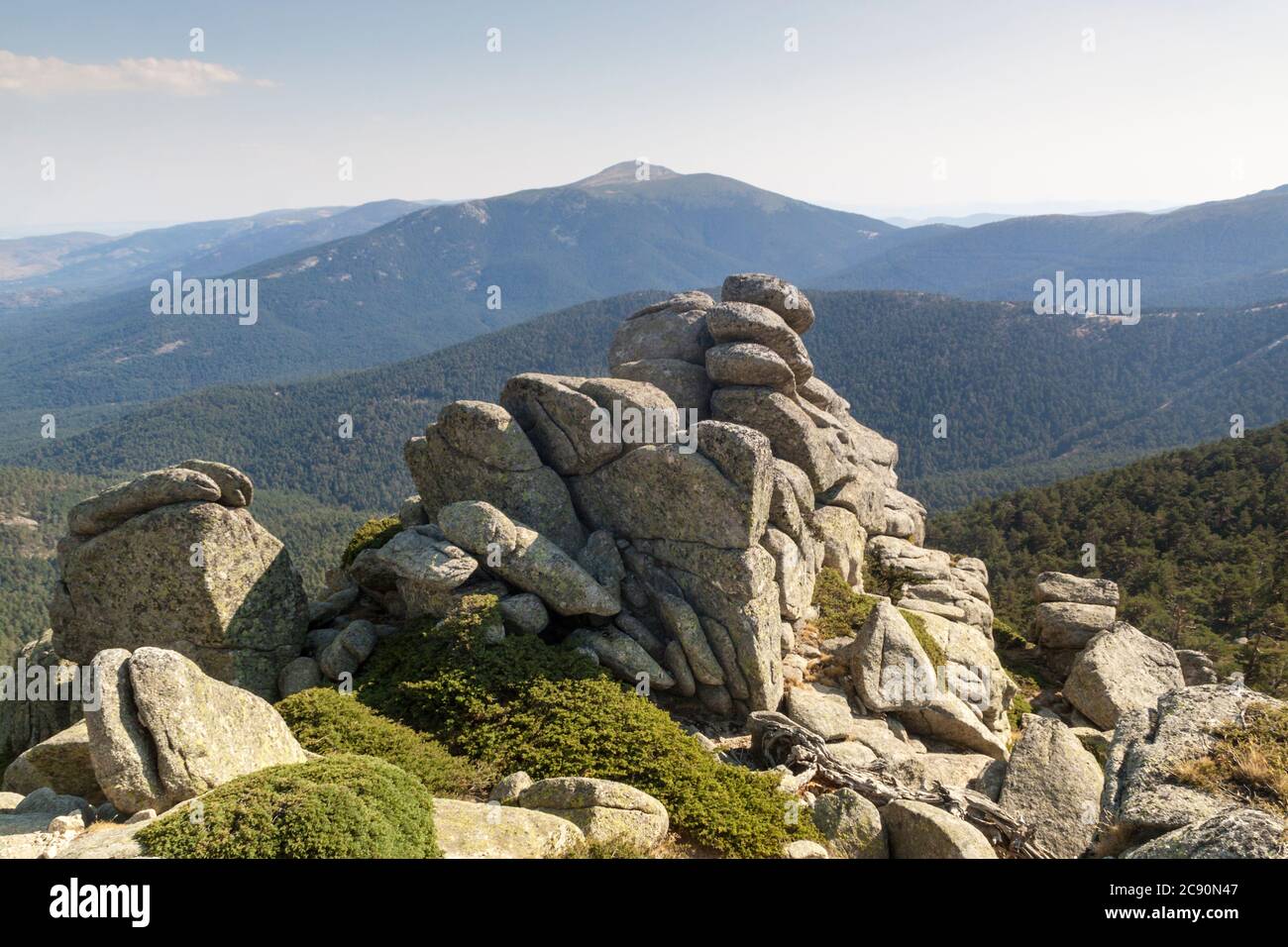 Montañas y bosques de siete Picos en el Parque Nacional Sierra de Guadarrama. Madrid y Segovia. Rocas y piedras erosionadas en la parte superior. Foto de stock
