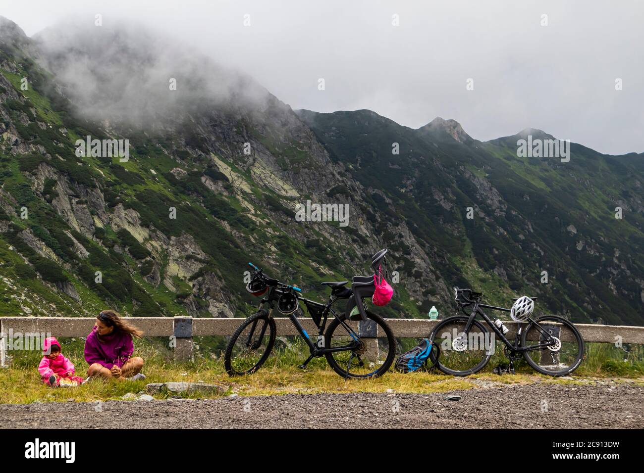 Transfagarasan Road, Rumania - Madre con niña en viaje de carretera. MTB  Bikers en el camino en las montañas Fotografía de stock - Alamy