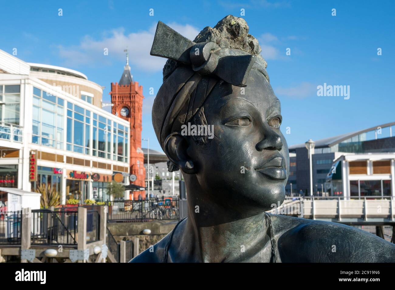 Estatuas de bronce de la Bahía de Cardiff Cardiff Gales Foto de stock