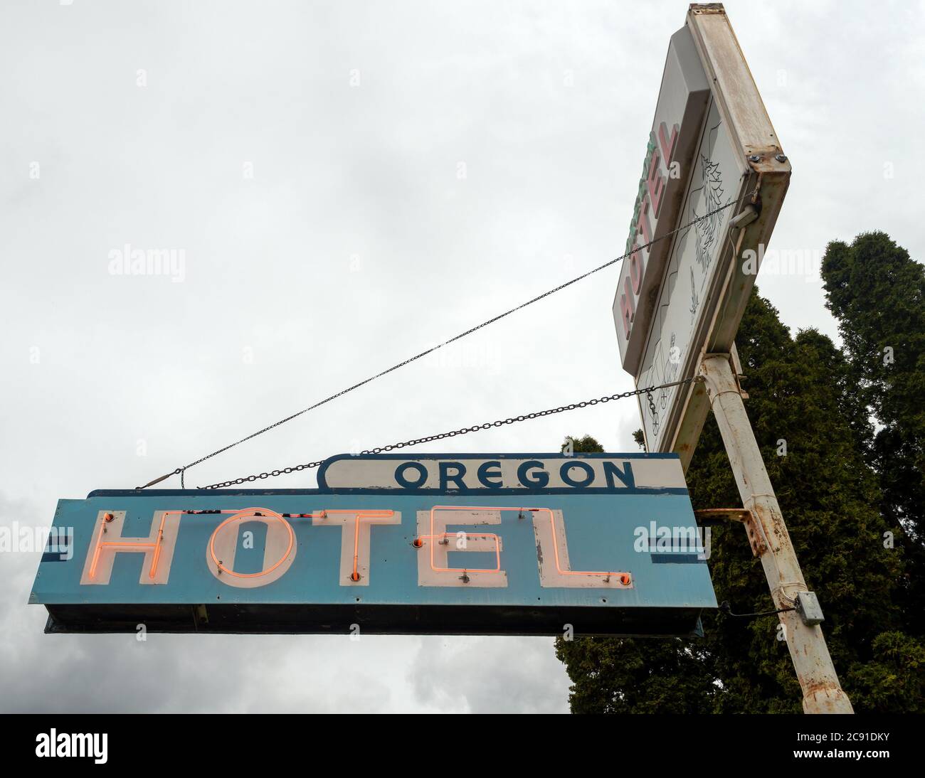 Mitchell, Oregon, EE.UU. - 15 de mayo de 2015: Señal de neón para el Hotel Oregon Foto de stock