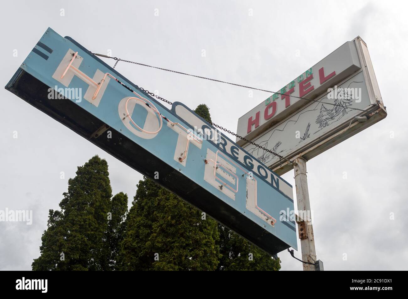 Mitchell, Oregon, EE.UU. - 15 de mayo de 2015: La señal de neón para el Hotel Oregon Foto de stock