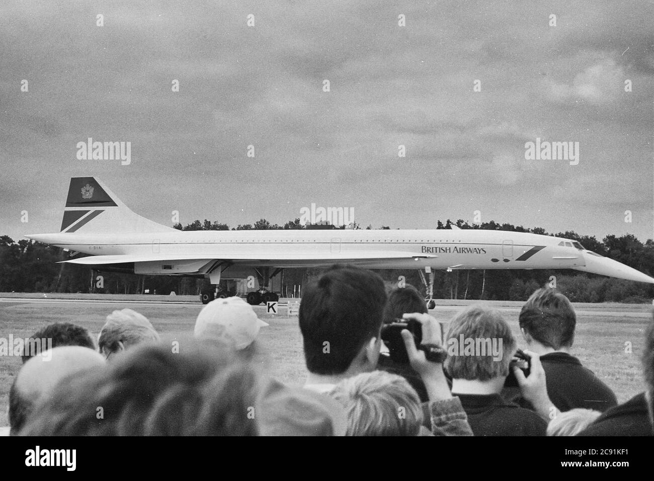 El avión supersónico de pasajeros de British Airways Concorde en el Salón Internacional de Farnborough en los 90's, Farnborough, Reino Unido Foto de stock