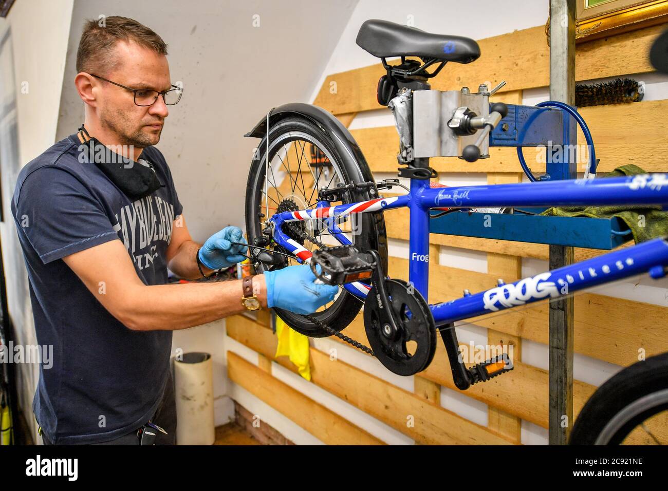 Andrew Bebeli, propietario de Briscycle, un servicio independiente de  reparación de bicicletas, ventas y centro de reciclaje de bicicletas,  repara una bicicleta de cliente en su taller de Brislington en Bristol, ya